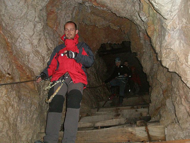 45 postup 600 metrovým skalným tunelom.jpg